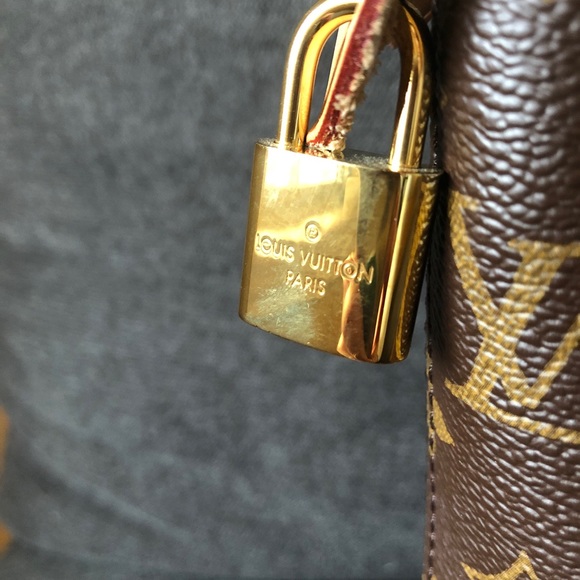 •Louis Vuitton Iéna MM Shoulder Bag• - Picture 3 of 8